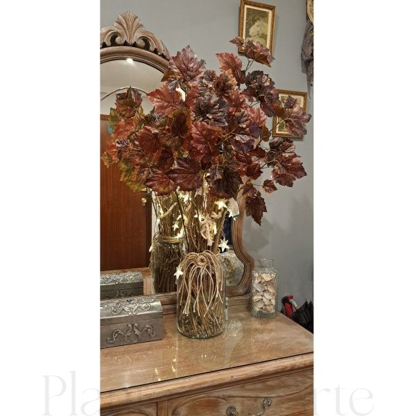 decoración de jarrón con la rama de vid otoñal