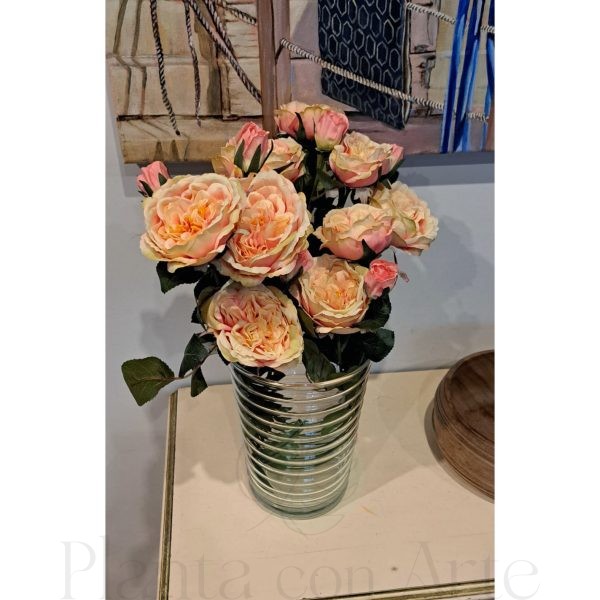 decoración de jarrón con rosas tono melocotón