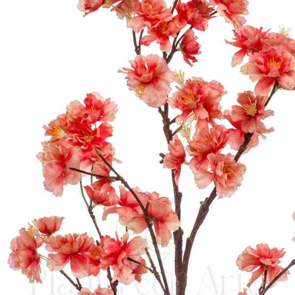 Detalle de la rama de Flor de cerezo coral artificial o sakura coral, muy realista con 120 cm de altura